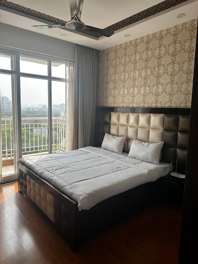 Luxury Serviced Apartment Near Medanta Medicity Apartment, 1 Bedroom, Accessible, Smoking