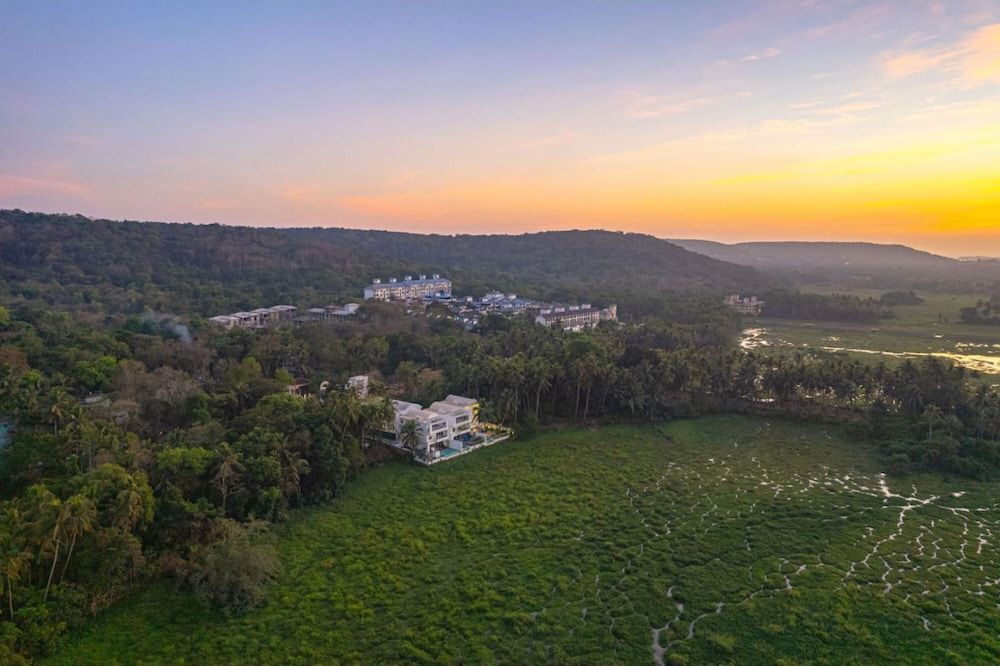 Legacy by Hireavilla- Full Field View Villa w Pool