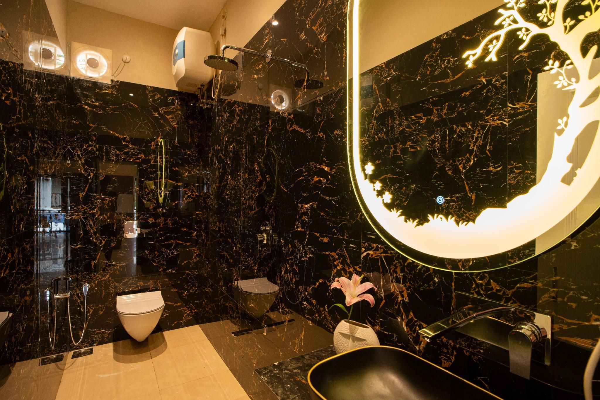 Emperor Ozran by Alaya Stays Emperor Ozran Premium with Balcony 2