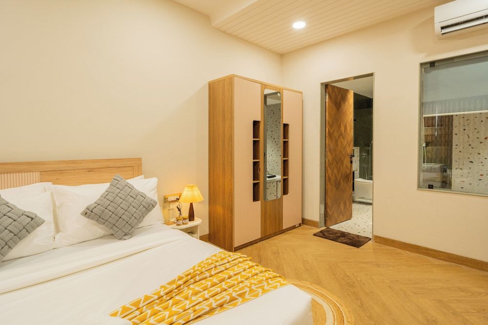 ELIVAAS Kamerios Maris 1 BHK Jacuzzi Apartment, 1 King Bed, Balcony, City View 12