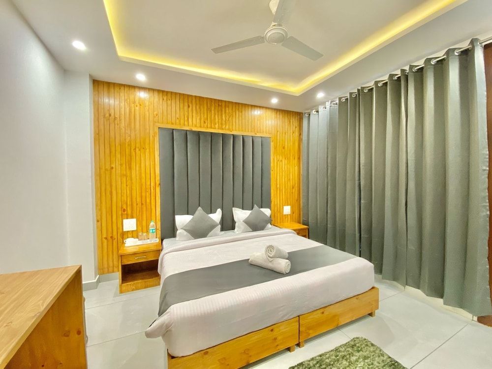 Kasauli Breeze Haven Luxury Apartment, Balcony, Mountain View 3