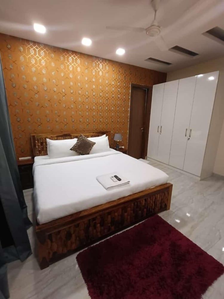 Lime Tree 3BHK Serviced Apartments DLF 5 Luxury Apartment 2