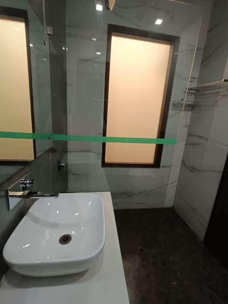 Lime Tree 3BHK Serviced Apartments DLF 5 Luxury Apartment 3