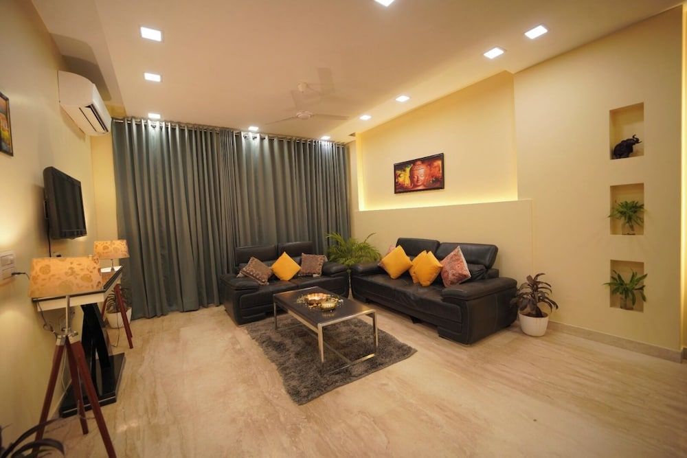 Lime Tree 3BHK Serviced Apartments DLF 5 Luxury Apartment 4