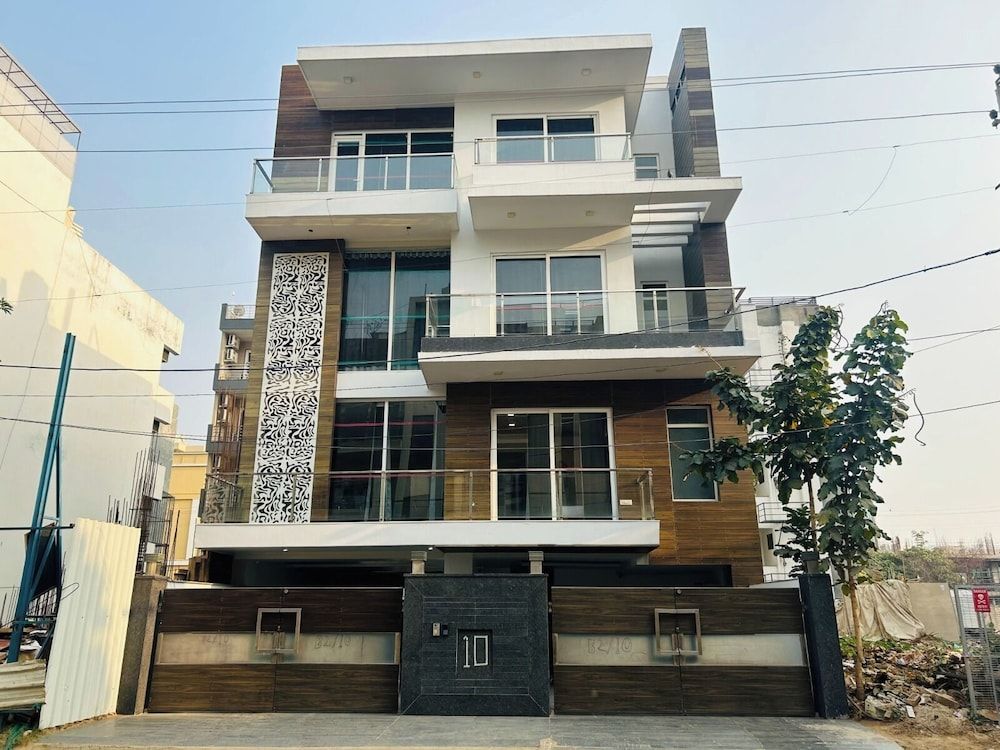 Lime Tree 3BHK Serviced Apartments DLF 5