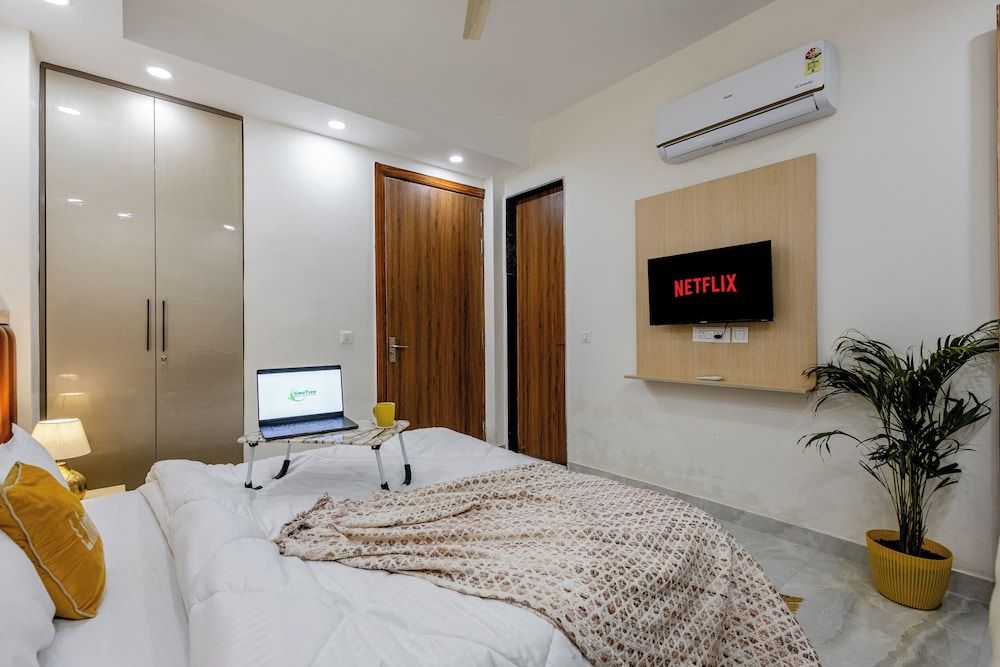 Lime Tree Luxury 2BHK Serviced Apartment Gurgaon Luxury Apartment, Balcony, City View 7