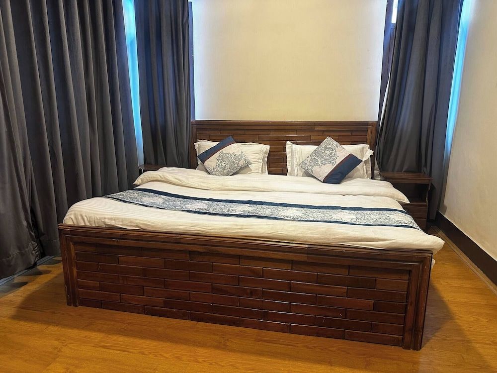 Dilan Residency Villa -5 Bedroom- Centrally Heated Villa, 5 Bedrooms, Accessible, Balcony 5