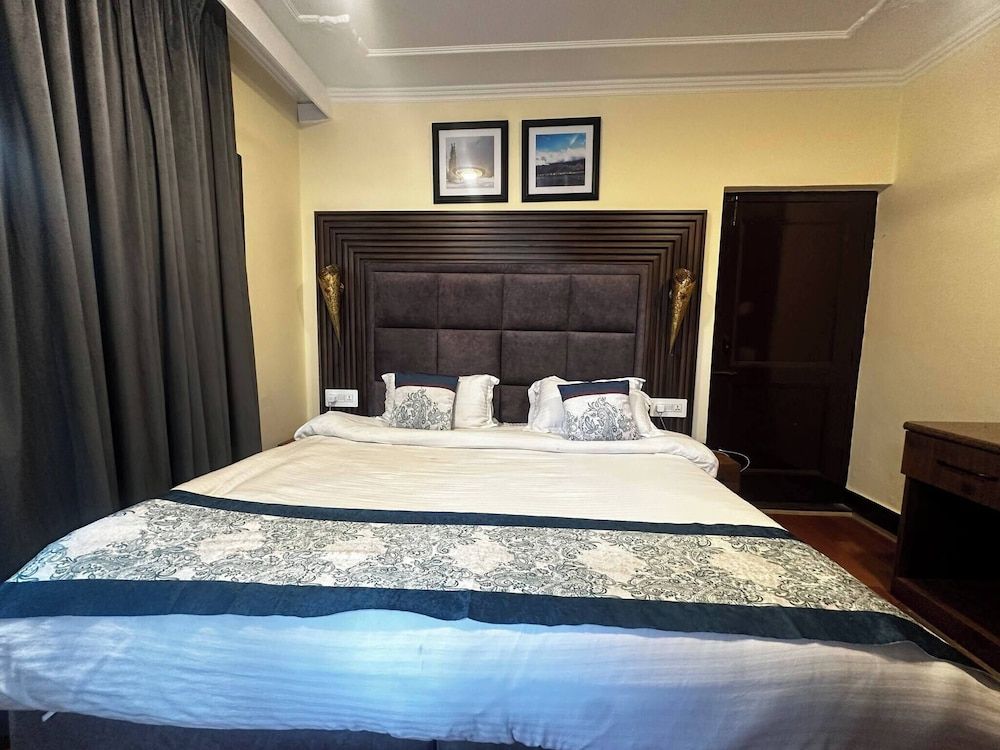 Dilan Residency Villa -5 Bedroom- Centrally Heated Villa, 5 Bedrooms, Accessible, Balcony 13