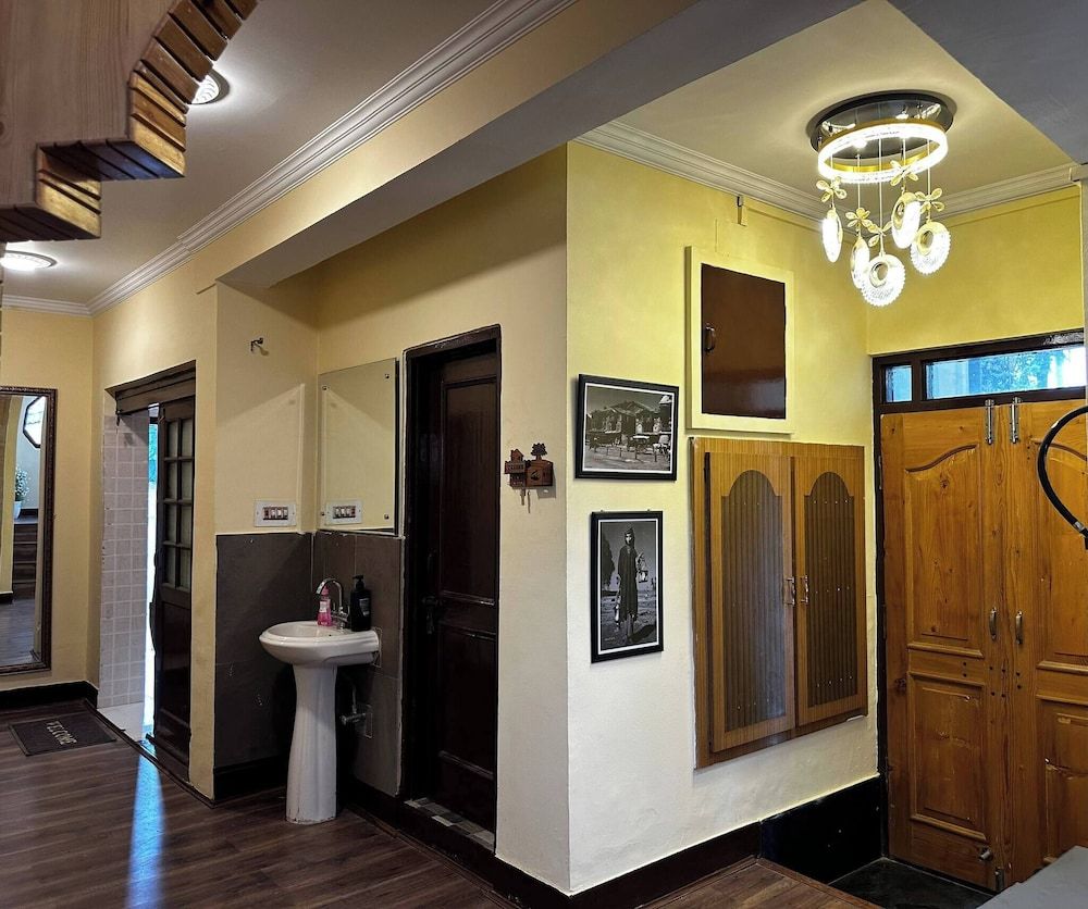 Dilan Residency Villa -5 Bedroom- Centrally Heated Villa, 5 Bedrooms, Accessible, Balcony 20