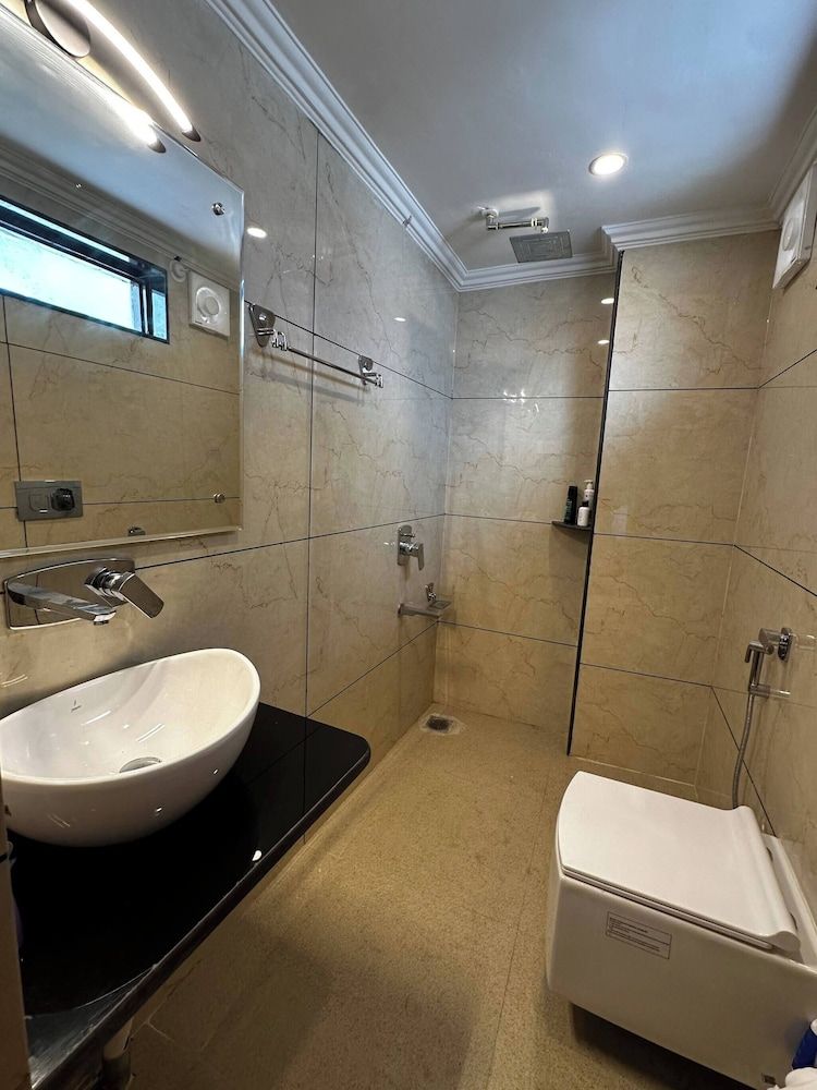 Dilan Residency Villa -5 Bedroom- Centrally Heated Villa, 5 Bedrooms, Accessible, Balcony 26