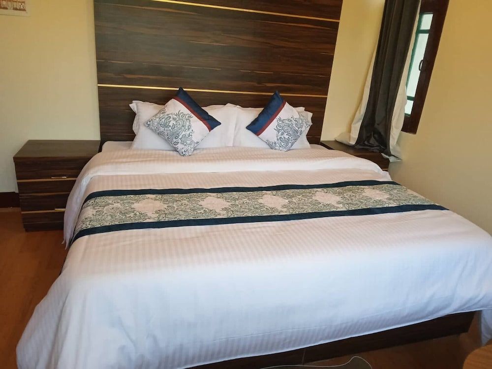 Dilan Residency Villa -5 Bedroom- Centrally Heated Villa, 5 Bedrooms, Accessible, Balcony 14