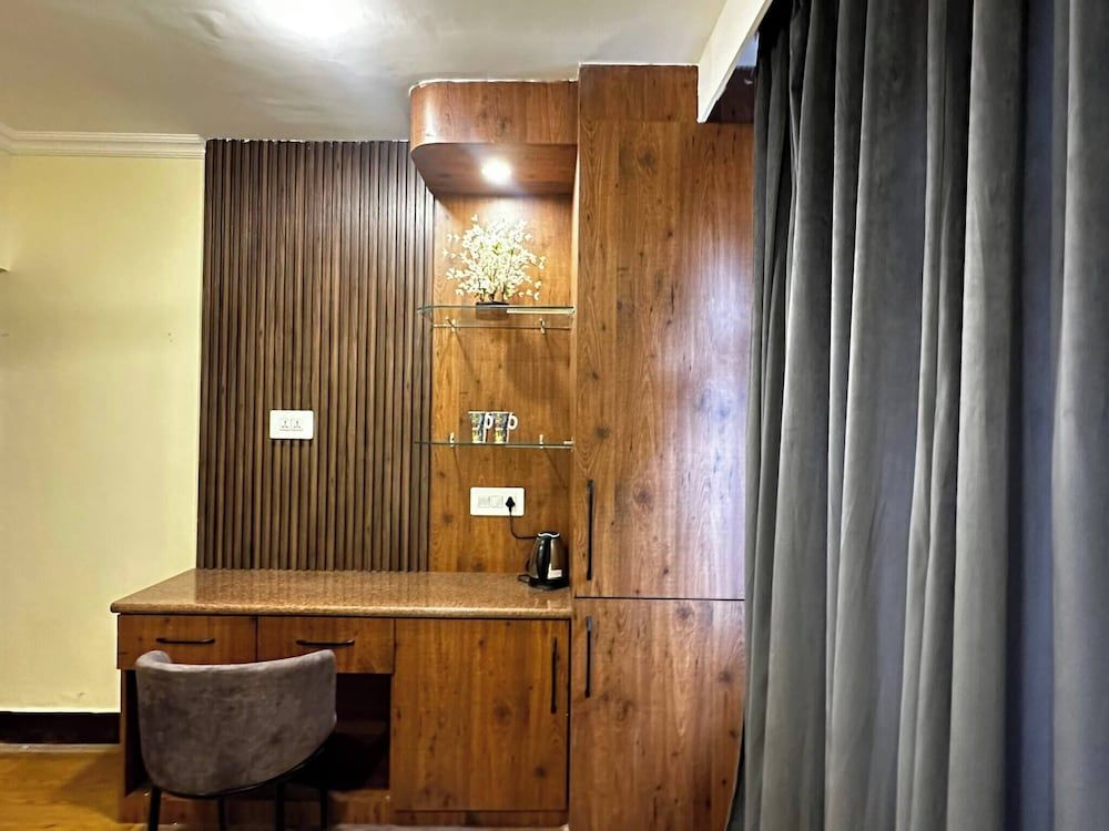 Dilan Residency Villa -5 Bedroom- Centrally Heated Villa, 5 Bedrooms, Accessible, Balcony 36