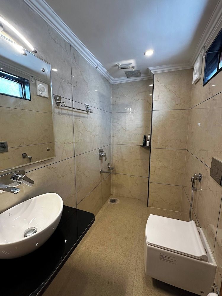 Dilan Residency Villa -5 Bedroom- Centrally Heated Villa, 5 Bedrooms, Accessible, Balcony 27