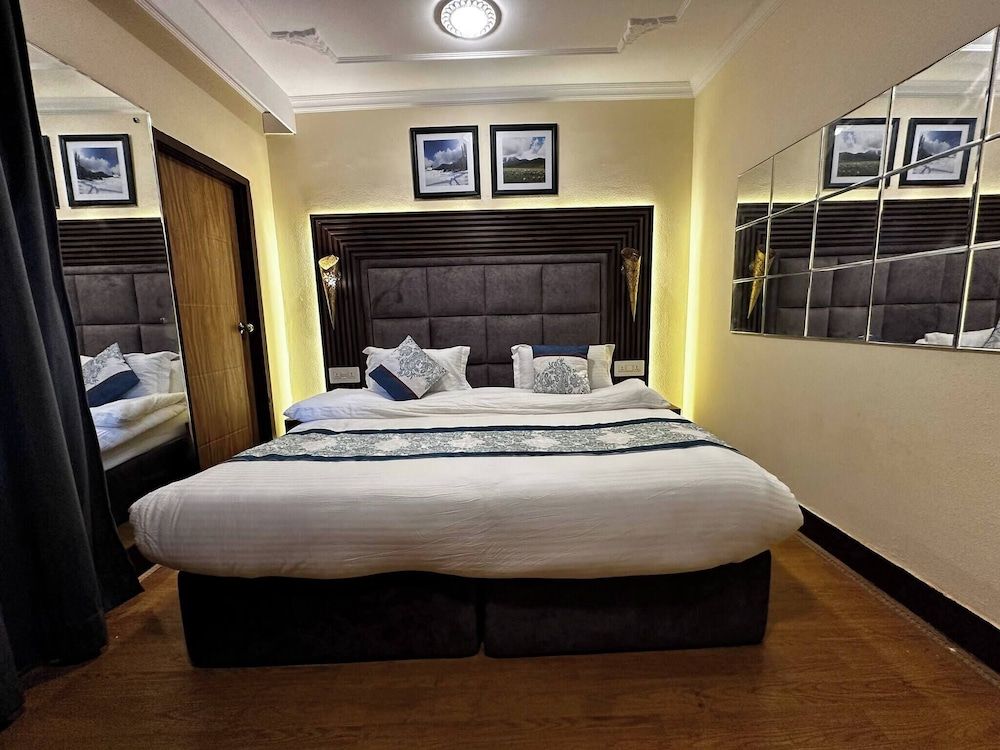 Dilan Residency Villa -5 Bedroom- Centrally Heated Villa, 5 Bedrooms, Accessible, Balcony 6