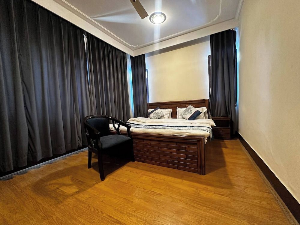 Dilan Residency Villa -5 Bedroom- Centrally Heated Villa, 5 Bedrooms, Accessible, Balcony 12