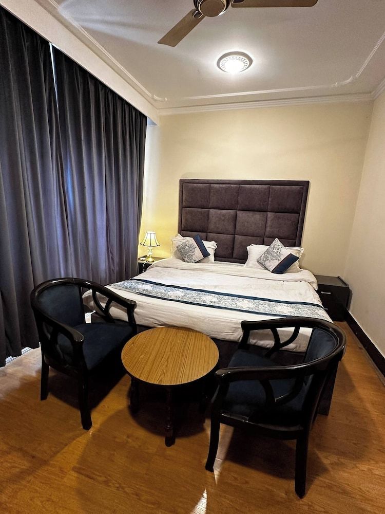 Dilan Residency Villa -5 Bedroom- Centrally Heated Villa, 5 Bedrooms, Accessible, Balcony 11