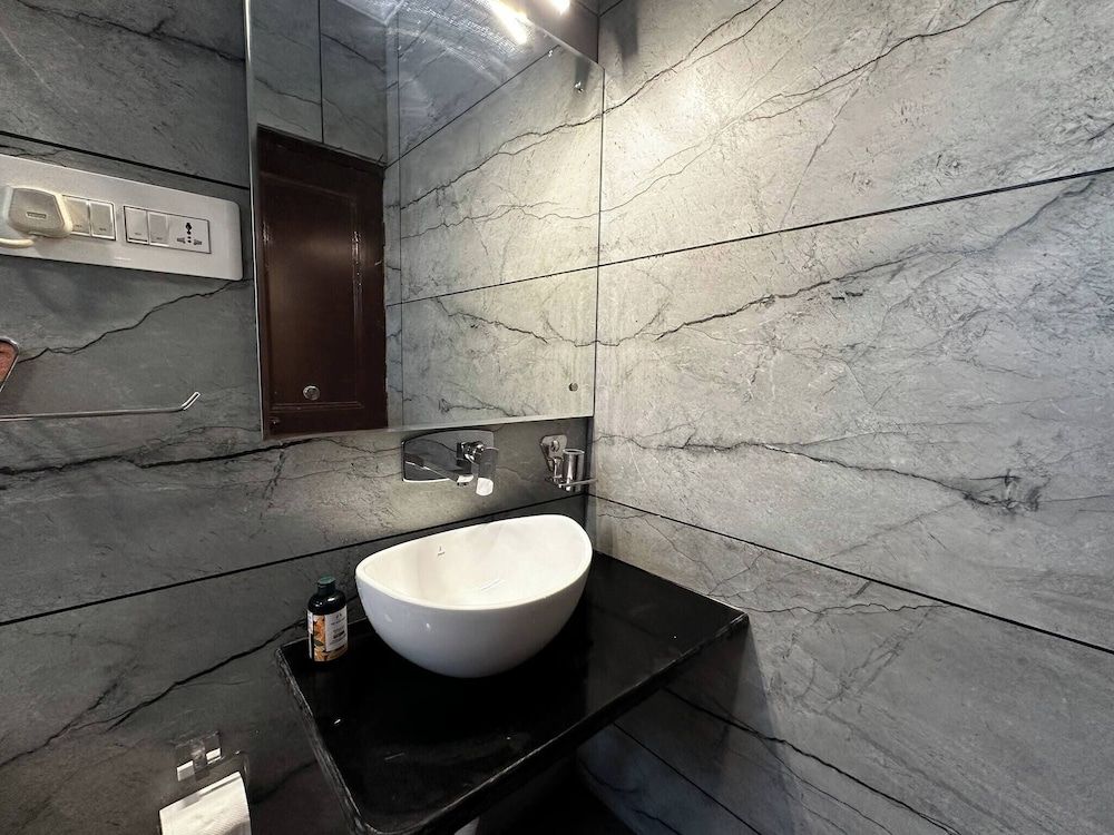 Dilan Residency Villa -5 Bedroom- Centrally Heated Villa, 5 Bedrooms, Accessible, Balcony 33