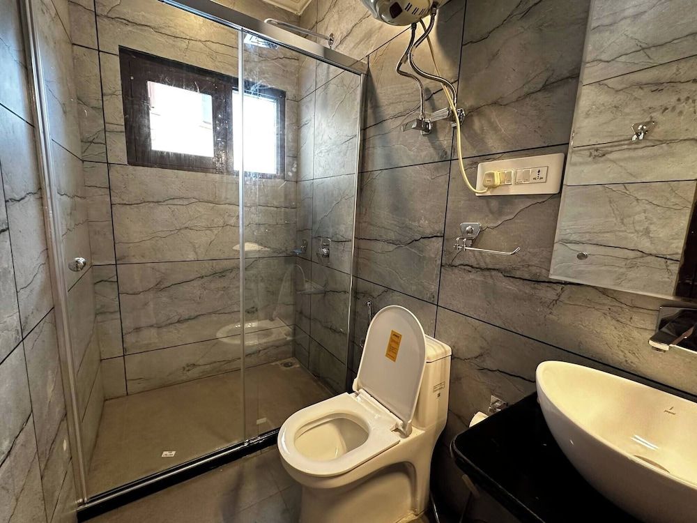 Dilan Residency Villa -5 Bedroom- Centrally Heated Villa, 5 Bedrooms, Accessible, Balcony 28