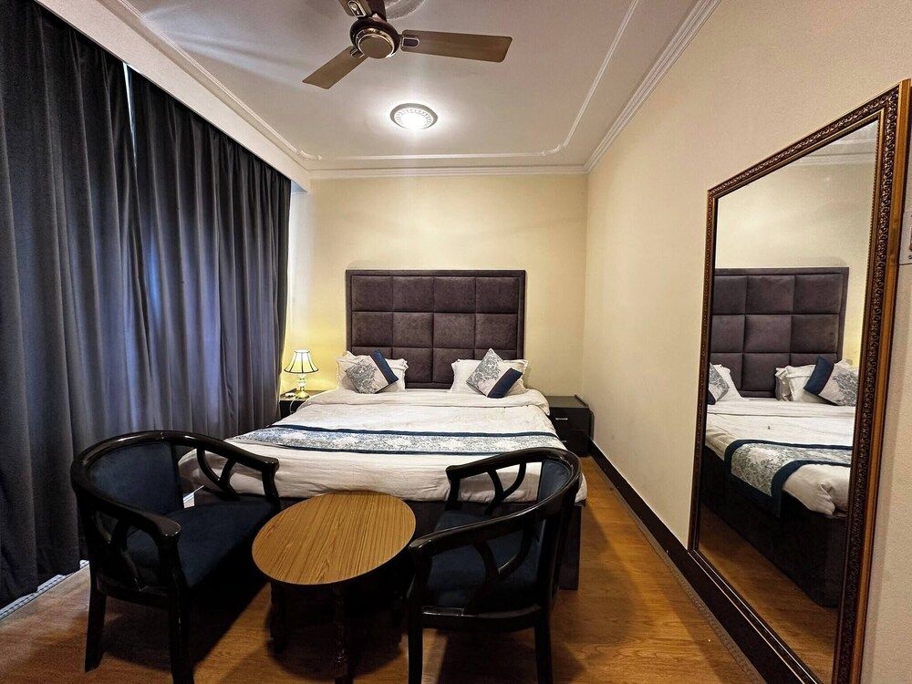 Dilan Residency Villa -5 Bedroom- Centrally Heated Villa, 5 Bedrooms, Accessible, Balcony 9