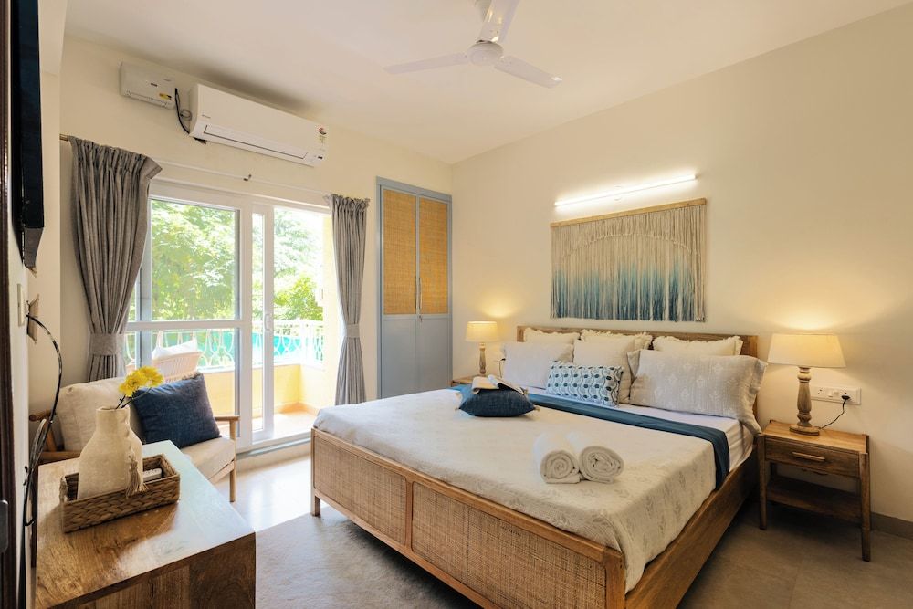 Alaya Stays 1 BHK with  Pool - Veera Marina Apartment, 1 Queen Bed, Balcony, Pool View 6