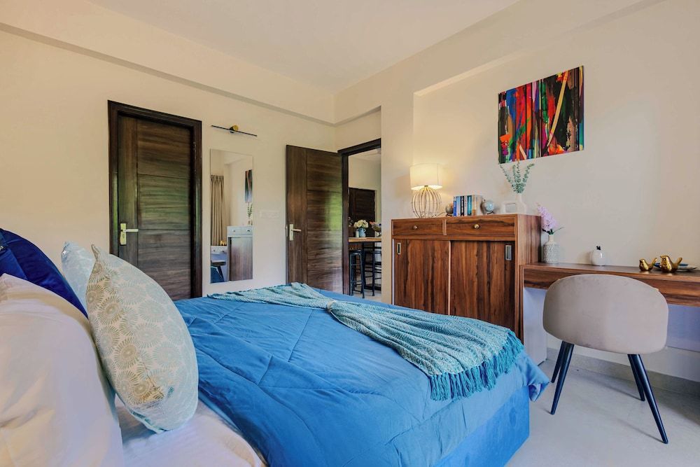 Alaya Stays 1 BHK with  Pool - Veera Marina Apartment, 1 Queen Bed, Balcony, Pool View 4