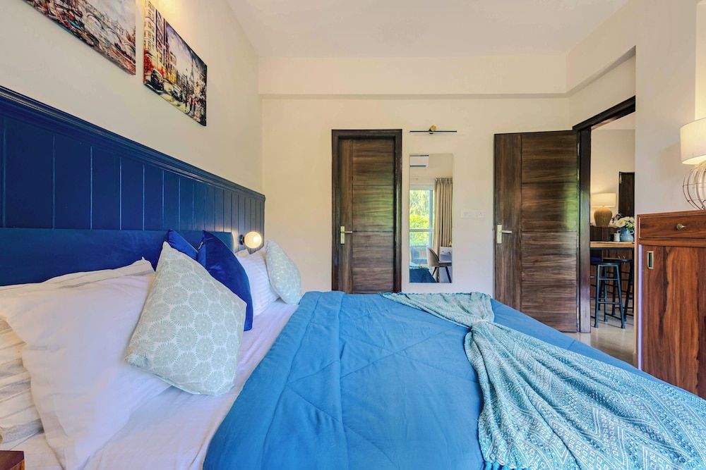 Alaya Stays 1 BHK with  Pool - Veera Marina Apartment, 1 Queen Bed, Balcony, Pool View 10