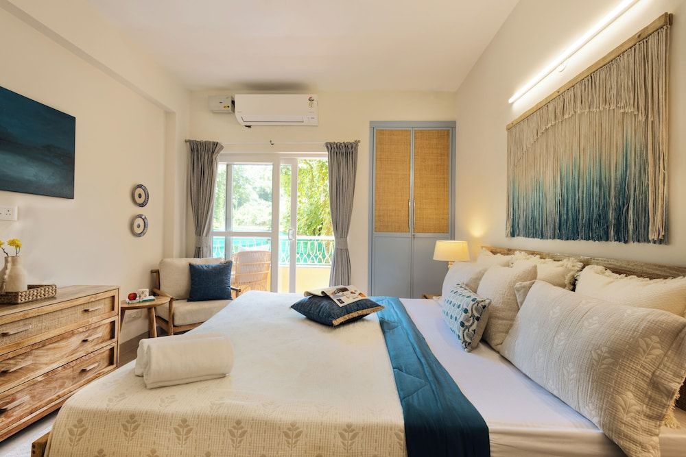 Alaya Stays 1 BHK with  Pool - Veera Marina Apartment, 1 Queen Bed, Balcony, Pool View 3