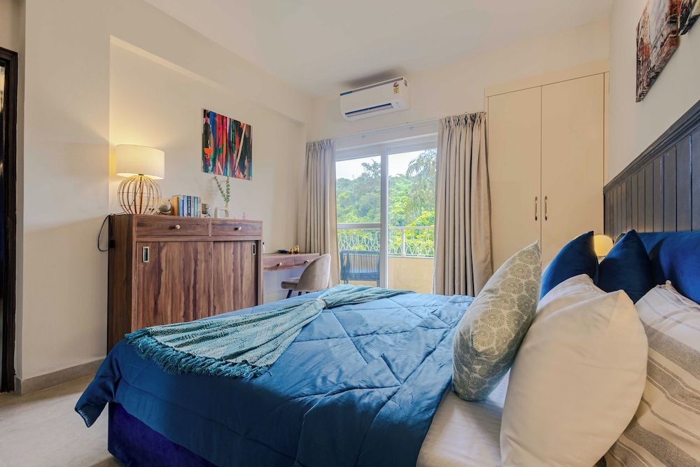 Alaya Stays 1 BHK with  Pool - Veera Marina Apartment, 1 Queen Bed, Balcony, Pool View 9