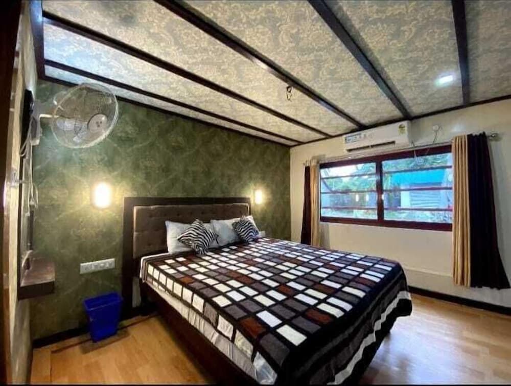 Honeymoon Boathouse Deluxe Double Room, Lake View 5