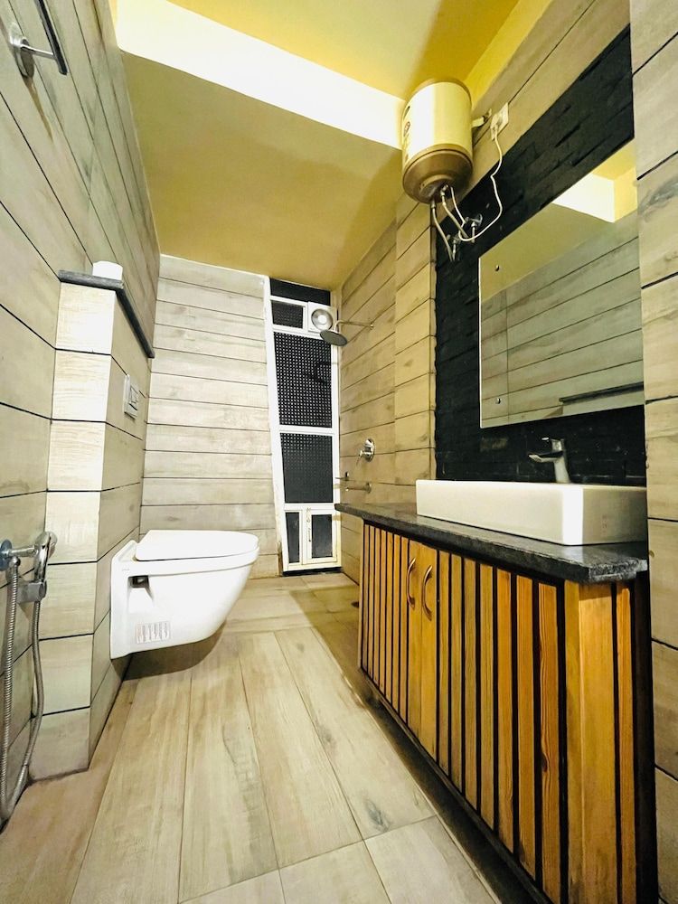 Diva Nest I Luxury I 1BHK I Homestay Basic Apartment, 1 Double Bed with Sofa bed, Mountain View 5