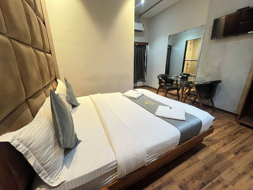 The Saroja Grand Villa Resorts Executive Room 2