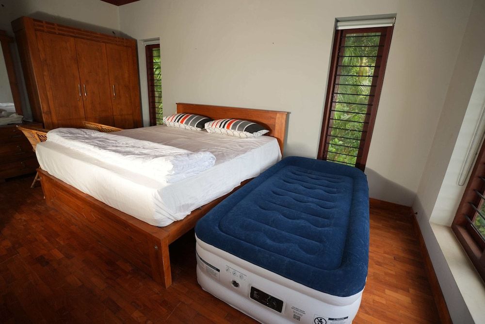 Deluxe Room, Multiple Beds, Non Smoking, Private Bathroom