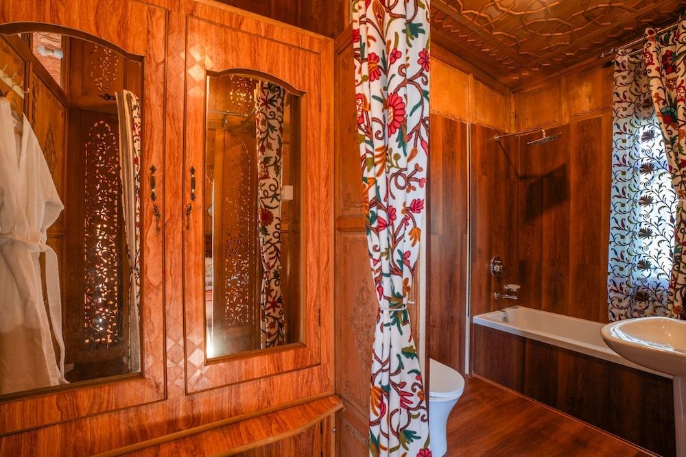 Moustache Houseboat Srinagar Superior Double Room, Bathtub 4