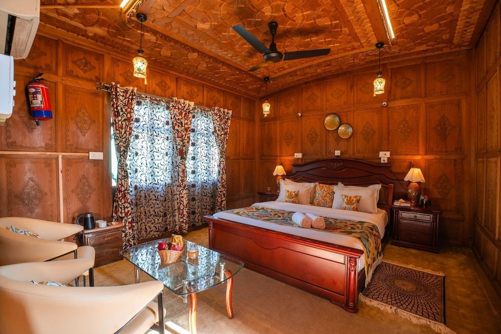 Moustache Houseboat Srinagar Superior Double Room, Bathtub