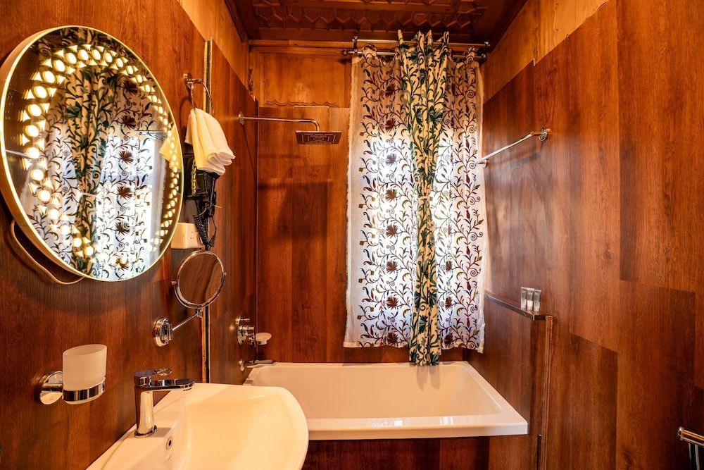 Deep soaking bathtub