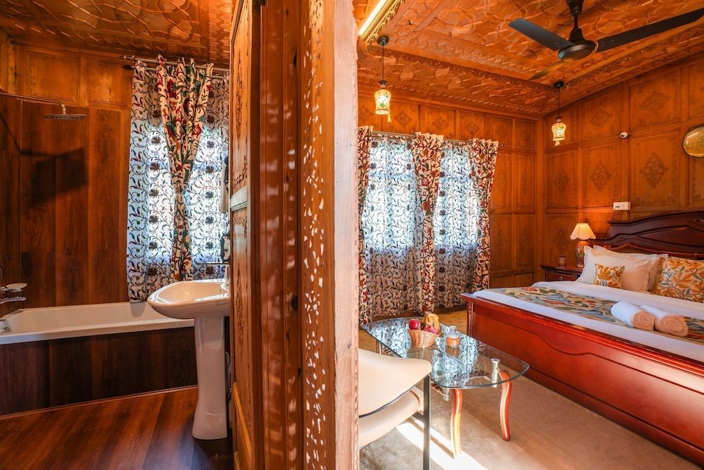 Moustache Houseboat Srinagar Superior Double Room, Bathtub 2
