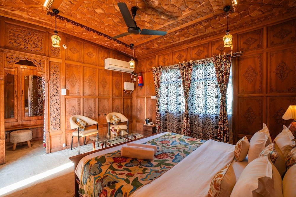 Moustache Houseboat Srinagar Superior Double Room, Bathtub 6