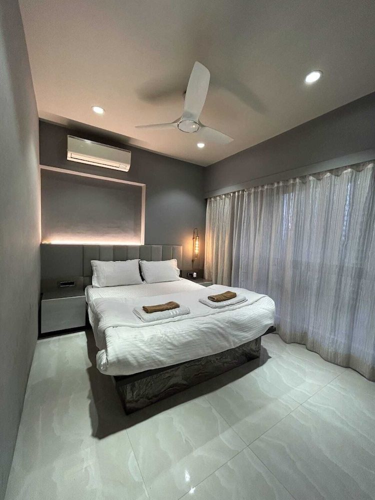 Downtown 2 BHK Apartment with 2 bunk beds, 1501