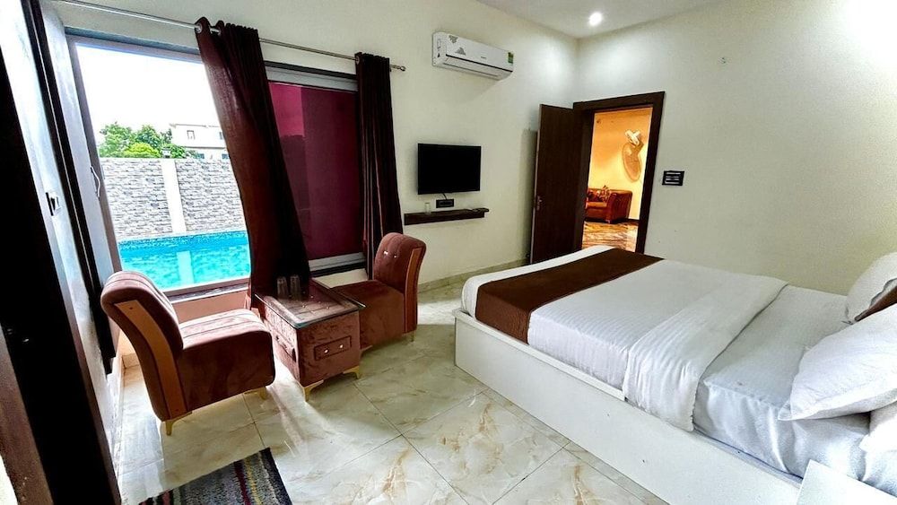 Luxury Villa, Balcony
