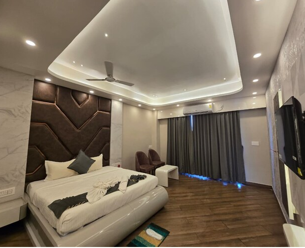 Parth King Resort Tarapith Premium Room With Bathtub and Balcony 3