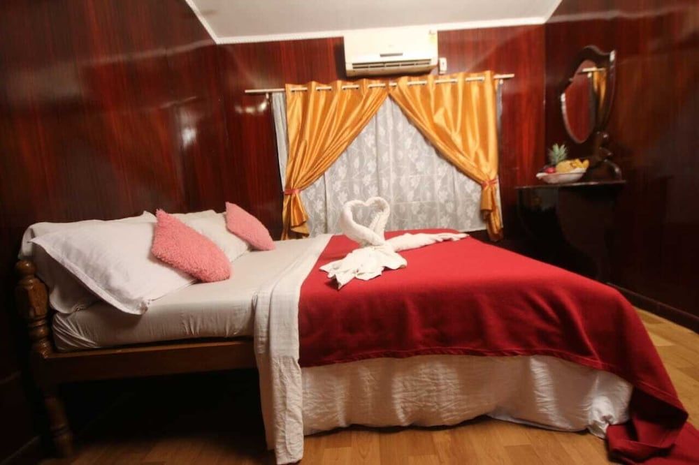 Private Houseboat Deluxe Double Room
