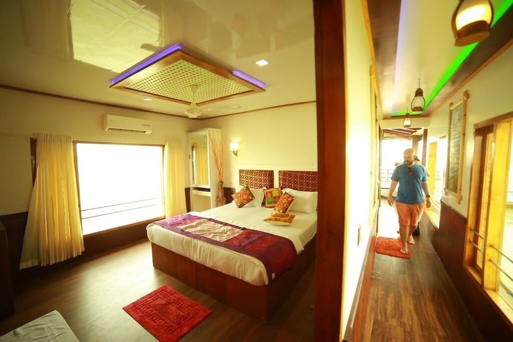Private Houseboat Deluxe Double Room 12