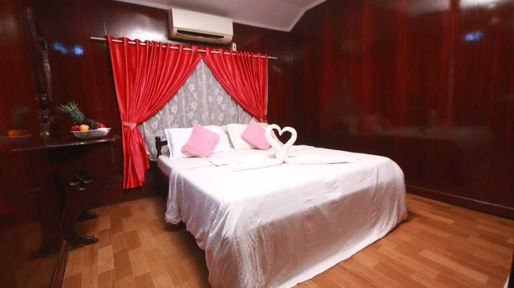 Private Houseboat Deluxe Double Room 11