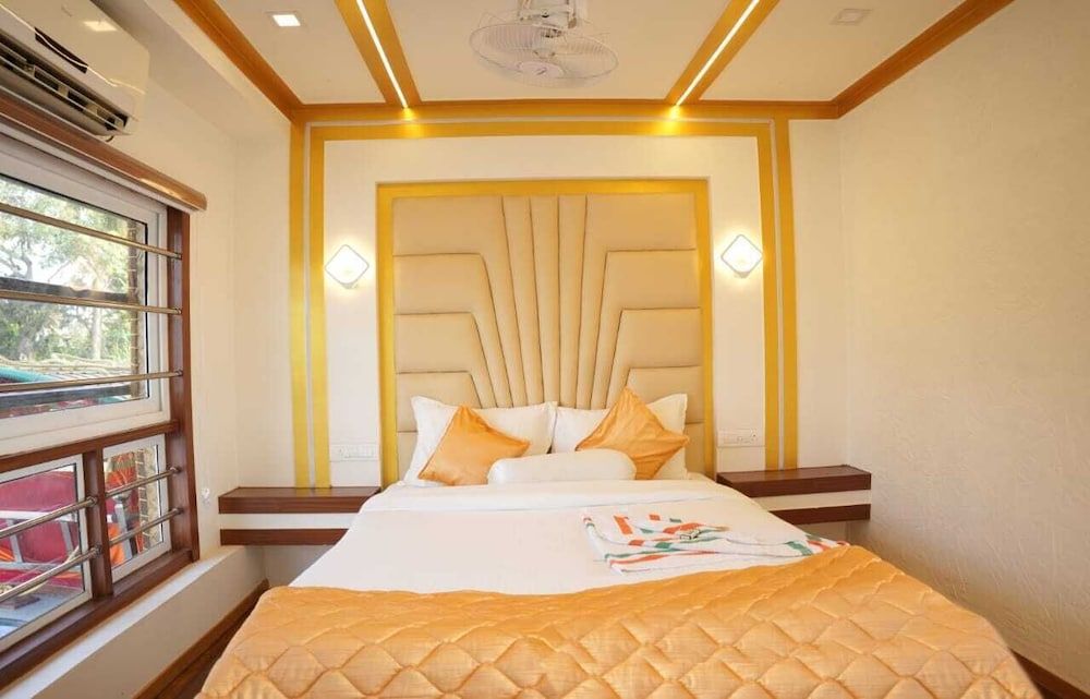 Private Houseboat Deluxe Double Room 4