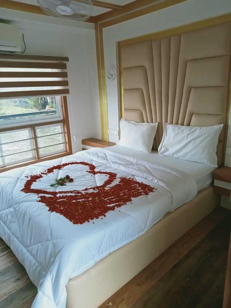Private Houseboat Deluxe Double Room 6