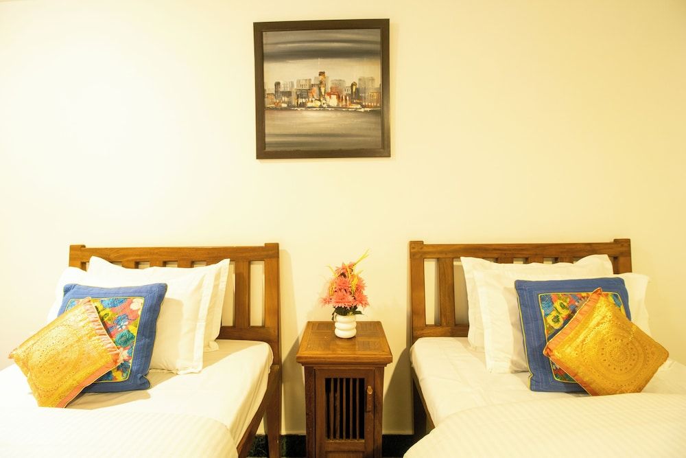 Opulent Antique 6BR Villa in Gurugram Standard Room, Ensuite, Garden View 7