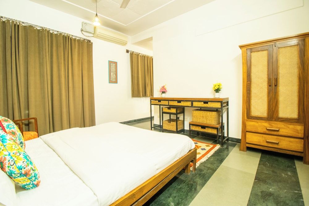 Opulent Antique 6BR Villa in Gurugram Standard Room, Ensuite, Garden View 9