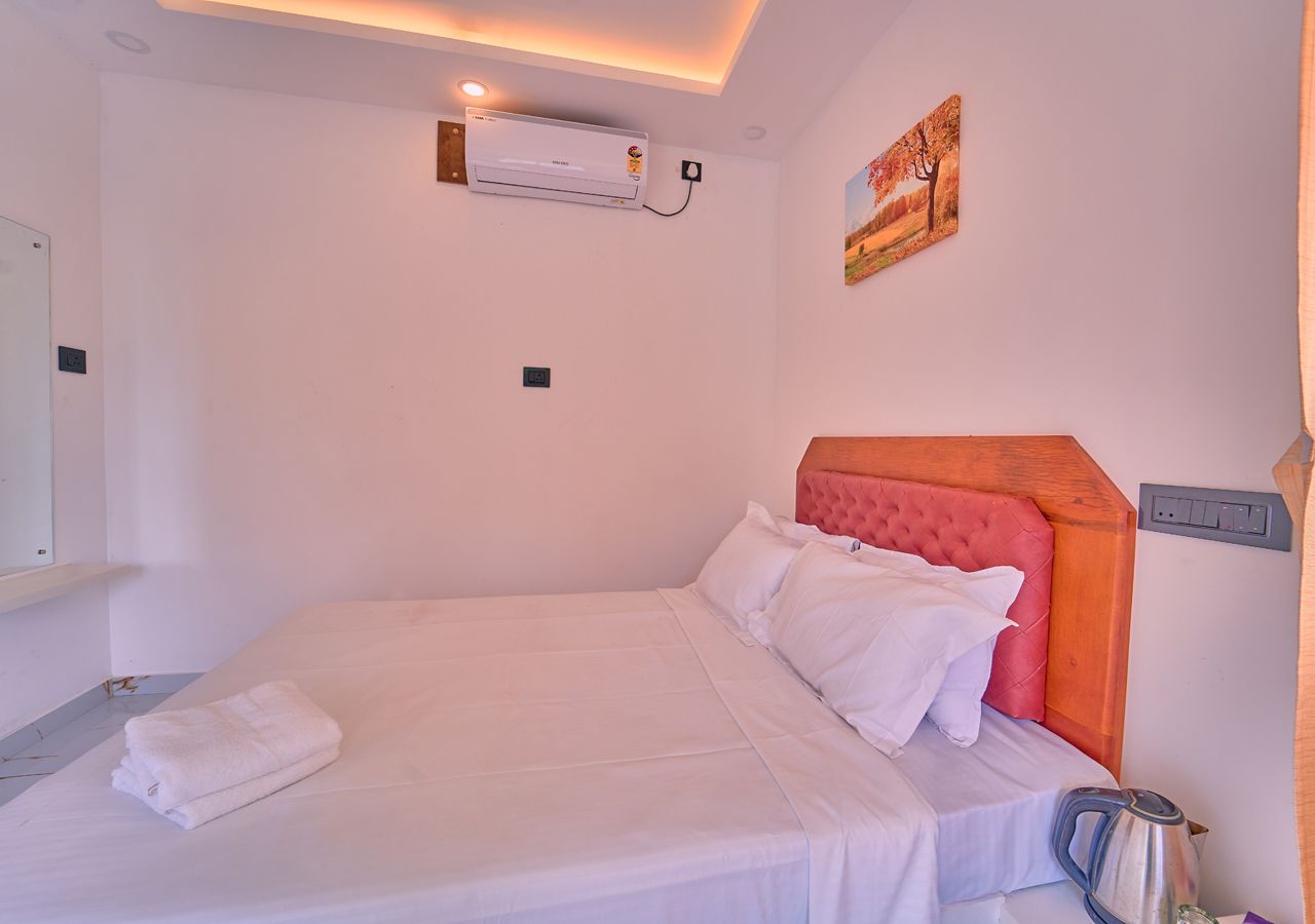 Celestiah Lakeshore Kochi by VOYE HOMES Deluxe ac room 14