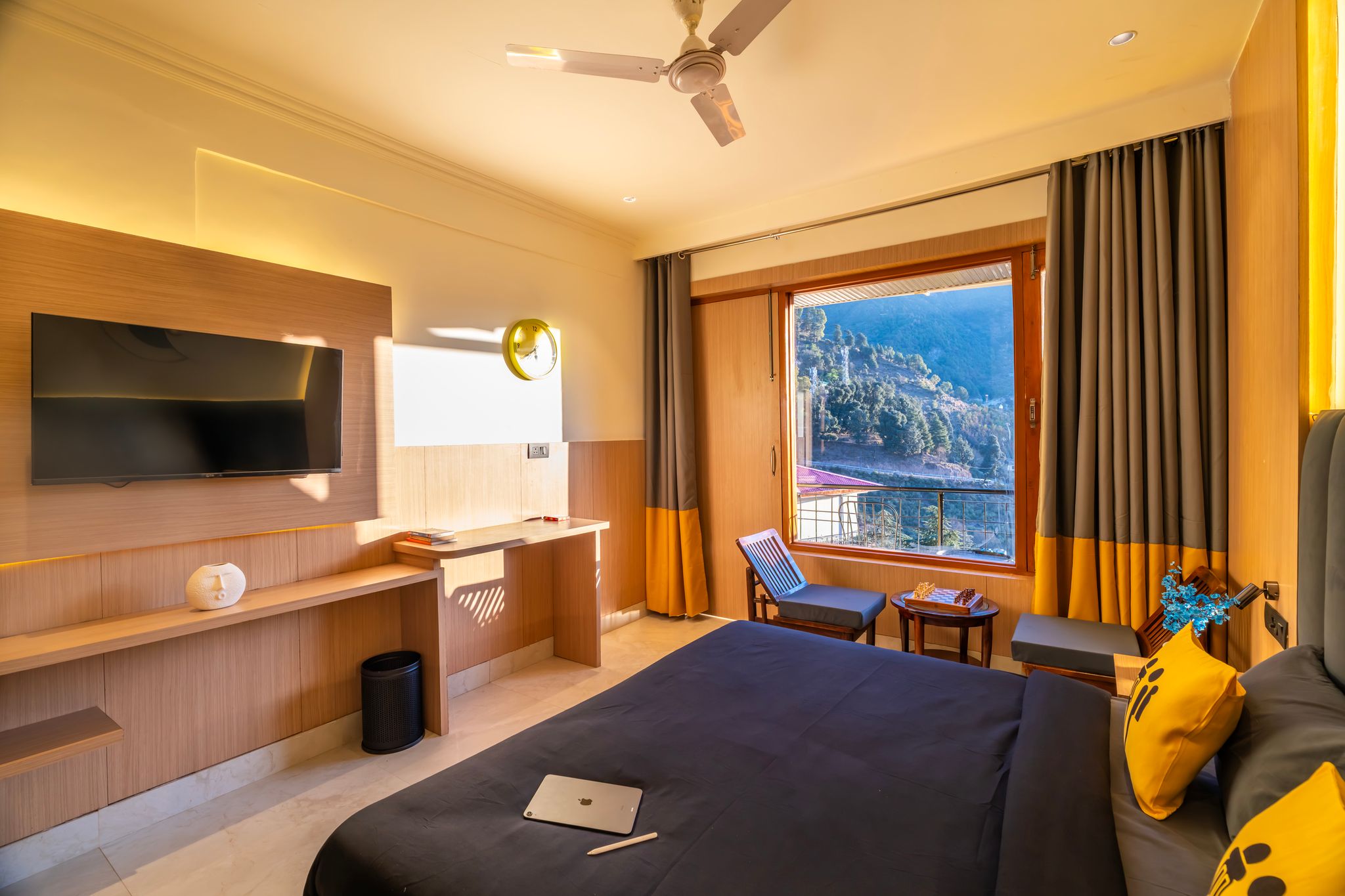 The Hosteller Mcleodganj Deluxe Double Room with Balcony and Hill View 3