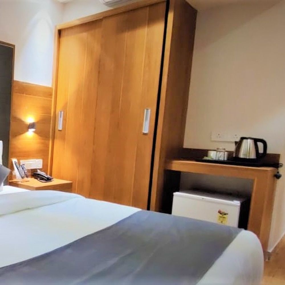 Golden Oasis Hotel Becharaji Family 4 Bed Deluxe Room